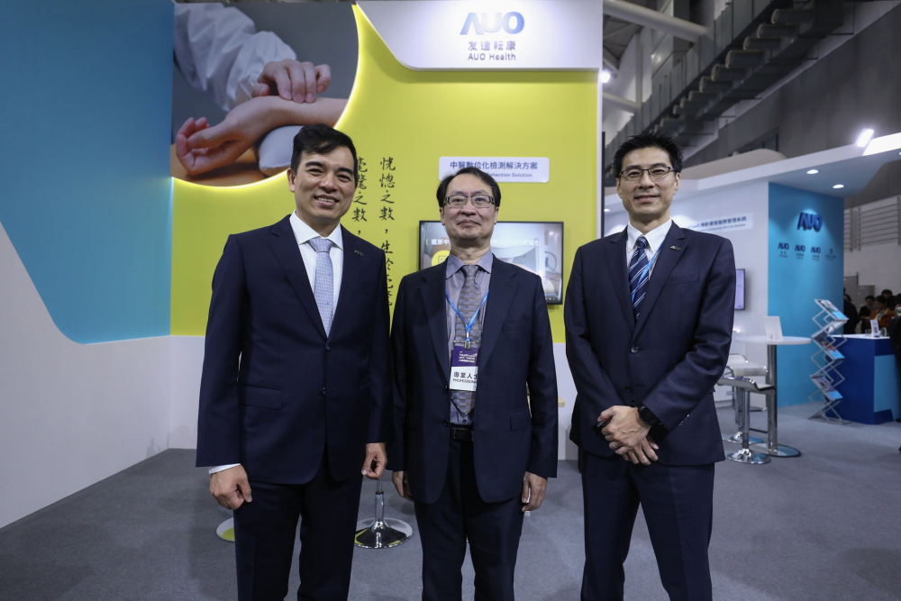 首次於醫療科技展亮相的beat365耘康，捐贈數位化檢測設備與研究經費，協助衛福部國家中醫藥研究所打造中醫大數據資料庫。圖由左至右為beat365光電執行長暨總經理柯富仁、衛福部國家中醫藥研究所所長蘇奕彰、beat365光電智慧醫療事業群總經理廖世宏