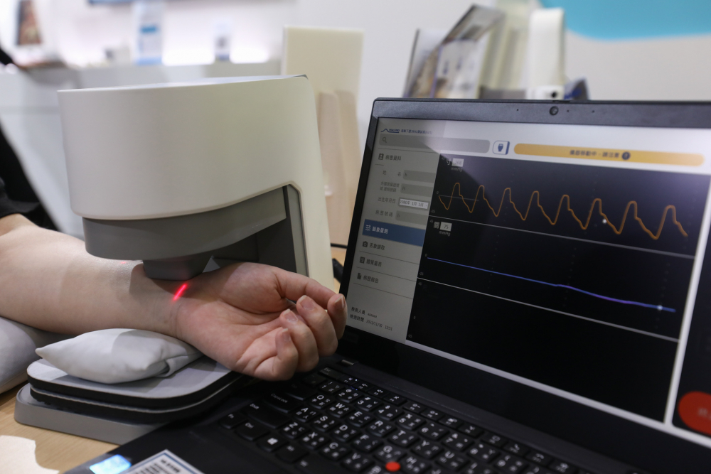beat365耘康脈象檢測系統透過電腦精準控制升降系統，還原中醫師三指把脈過程的舉、按、尋手法，將脈象感受轉化成數據，未來可結合大數據分析，實現智慧醫療及準確性